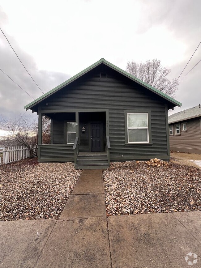 Building Photo - Two Bedroom 1 Bathroom Home - Located near...