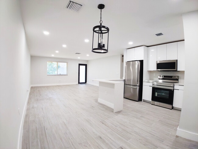 141 Dining Room - 141 NE 183rd Ter