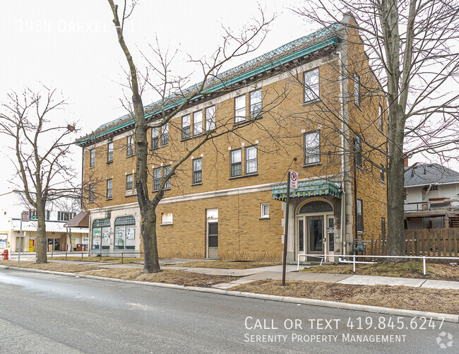 Building Photo - ?? "Hop On Over—These Apartments Won’t Las... Unit 1