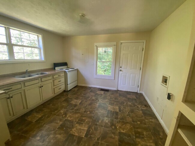 Photo - 302 Oak St