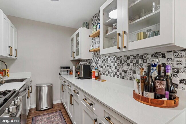 Photo - Welcome to this lovely and spacious fully remodeled 1 bedroom, 1 bath condo at The Cavendish Unidad 314