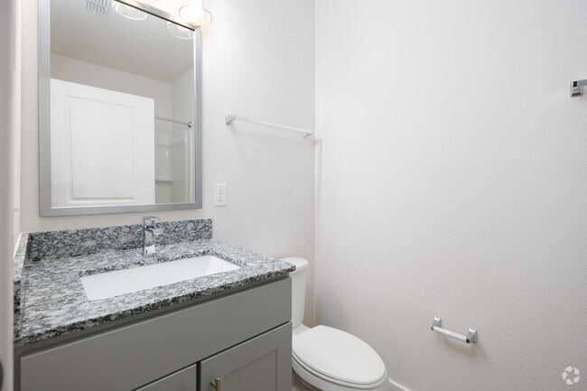 2BR, 2BA - 848SF - Bathroom