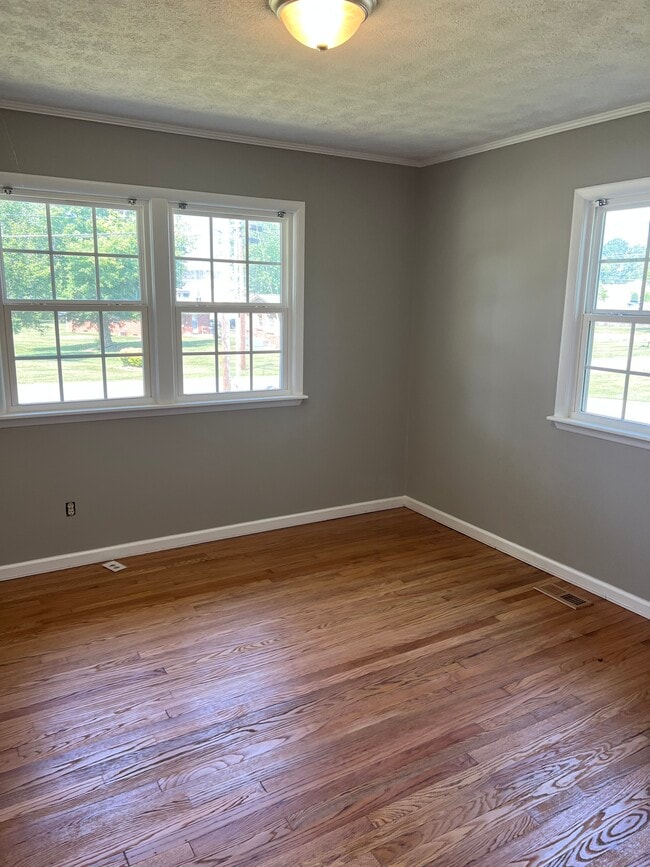 Photo - 864 Ashwood Dr