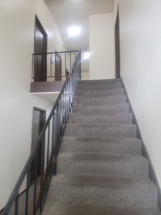 Photo - 2 Bedroom, North Tacoma, $1395 + $100 w/s/g = $1495.00, upper floor apartment