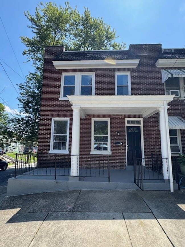 Building Photo - 3 Bedroom Semi-Detached Home