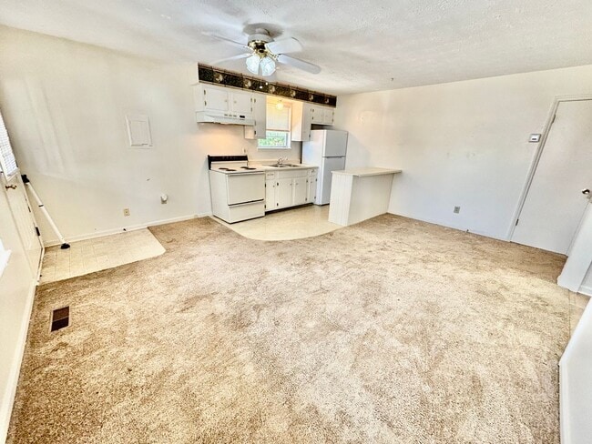 Photo - MOVE IN NOW OCTOBER RENT FREE - 2 Bedroom ...