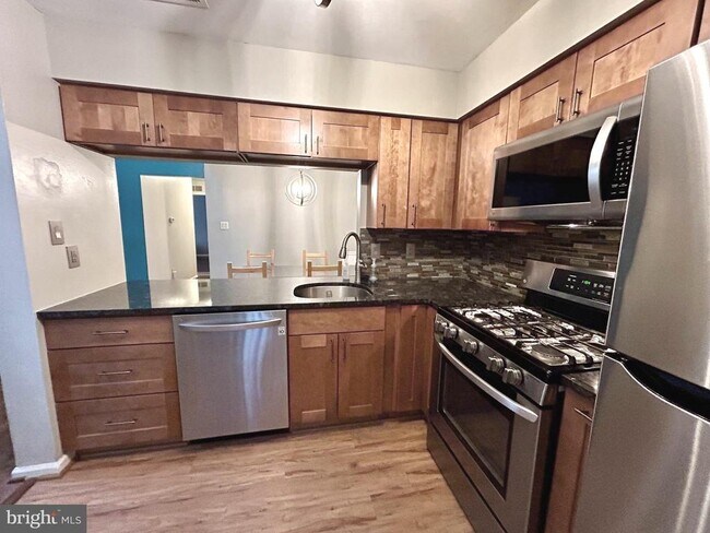 Photo - 904B Oliphant Ln