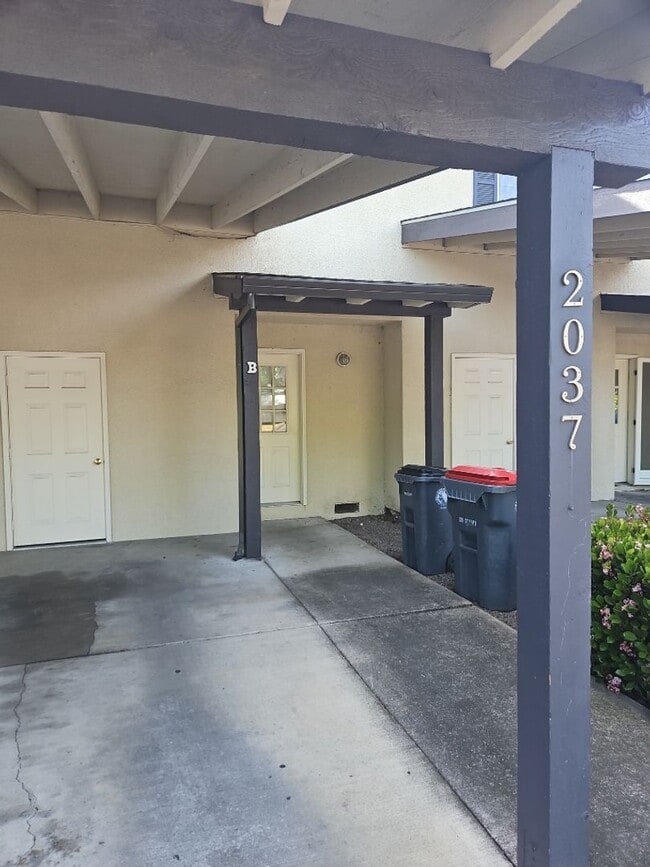 Building Photo - 2037 Campus Dr Unit B