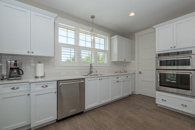 Photo - 305 Barbarossa St