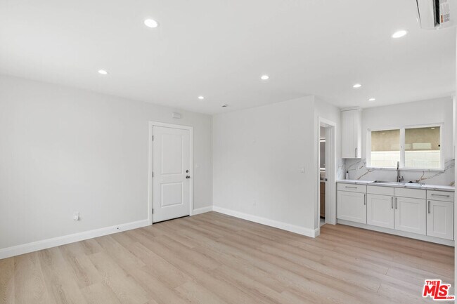 6930 Babcock Ave
