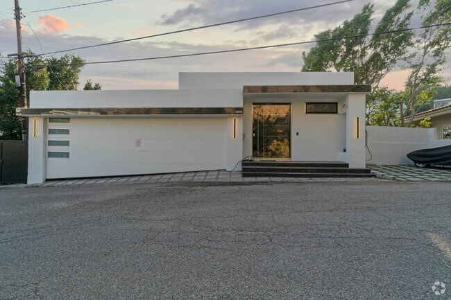 Building Photo - 1737 Sunset Plaza Dr Rental