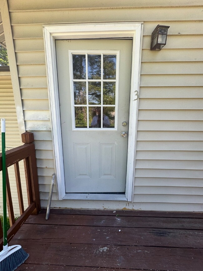 Remodeled upstairs apartment. - Remodeled upstairs apartment. Unit 3