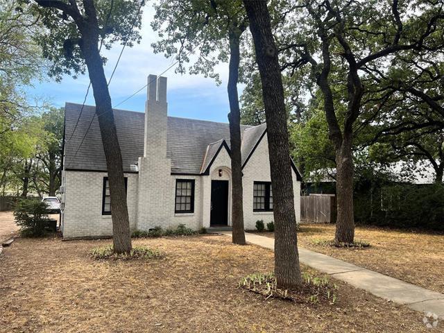 Building Photo - 2107 W Oak St Rental