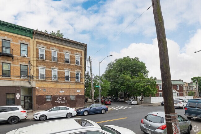 Entrada lateral - 654 Jamaica Ave