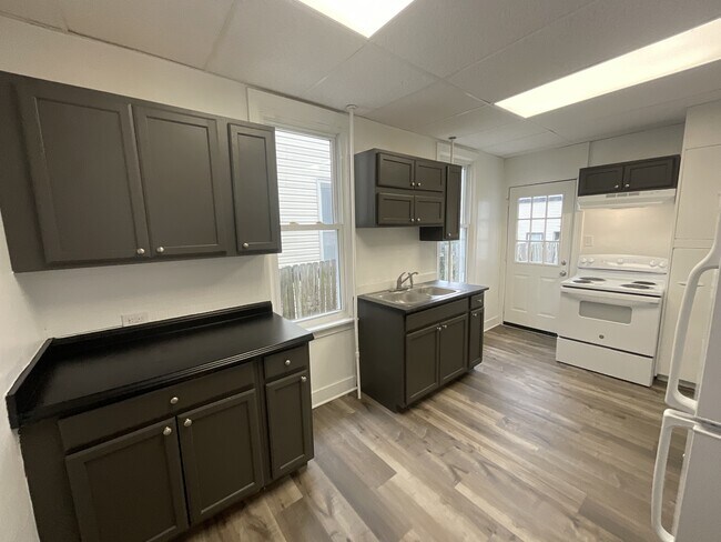 Photo - 650 W College Ave