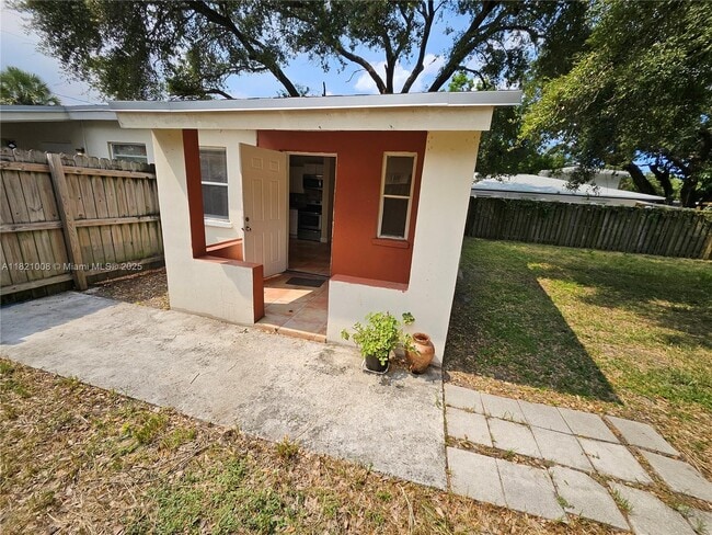 Building Photo - 118 NW 8th Ave Unit REAR Rental
