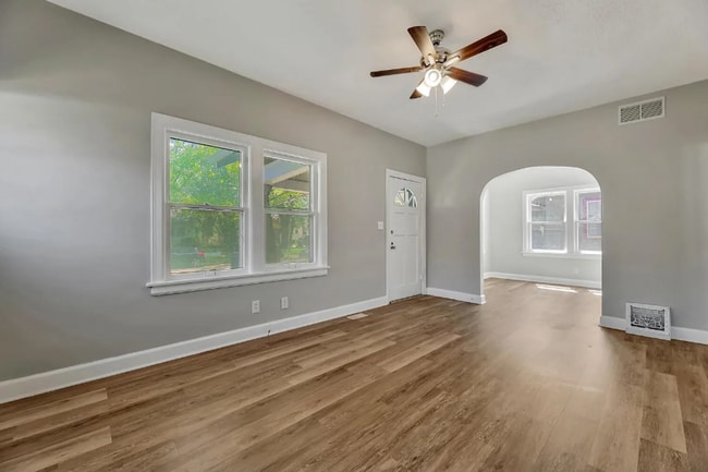 Photo - Cute 2 bedroom house near in a great neighborhood, close to shopping, restaurants, and easy highw...