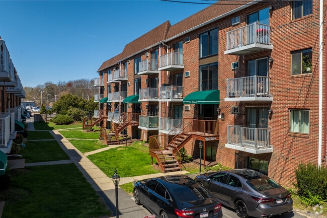 Building Photo - Hunter's Village Apartments