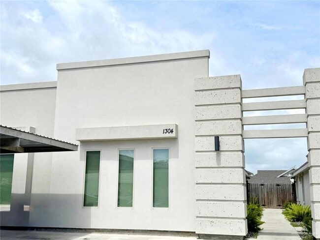 Building Photo - 1304 Alta Vista Dr Unit 4 Rental