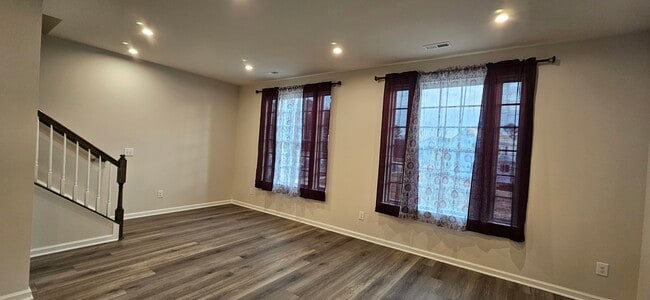 Photo - 504 Whitehall Cir