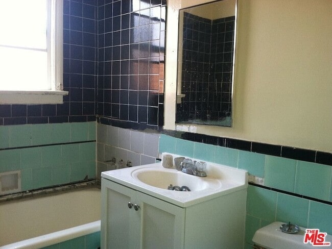 Photo - 607 S Dunsmuir Ave