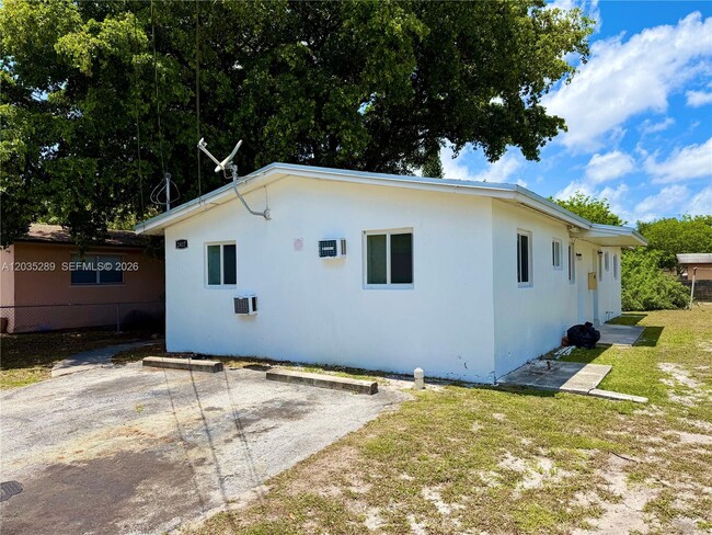 Building Photo - 2417 NW 20th St Unit 1