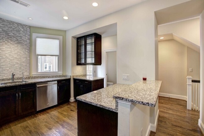 Photo - 627 Keefer Pl NW