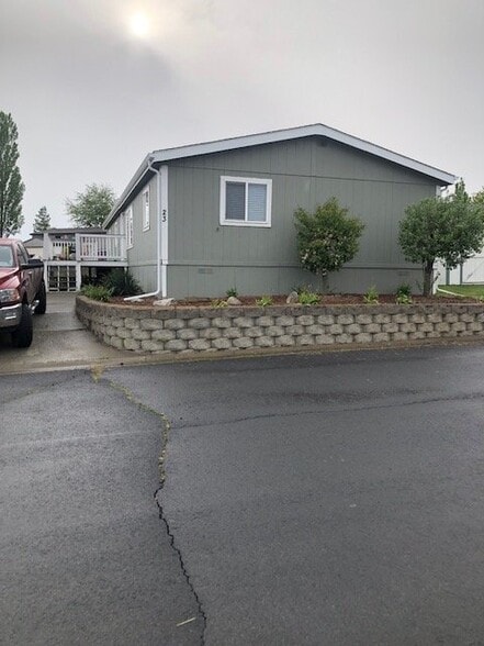 255 NW Golden Hills Dr
