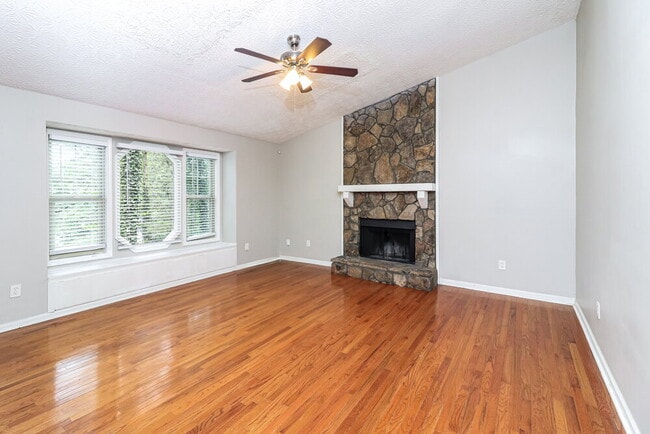 Photo - 249 Castleair Dr NE