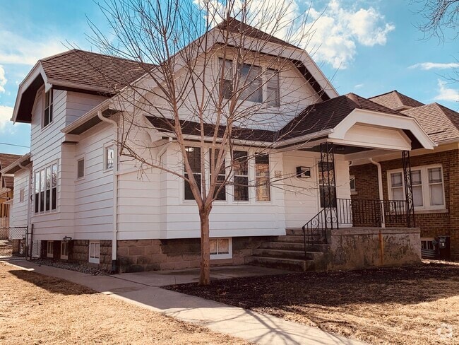 Building Photo - 5021 W Greenfield Ave Unit 5023 Rental