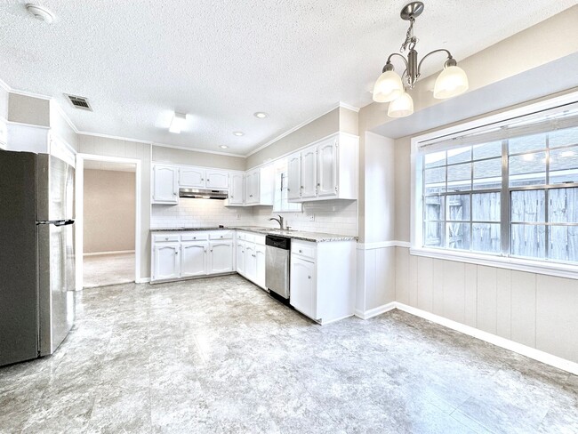 Photo - Beautiful Sherwood Oaks 3BR/2BA Home With Patio, Carport & Security Features!