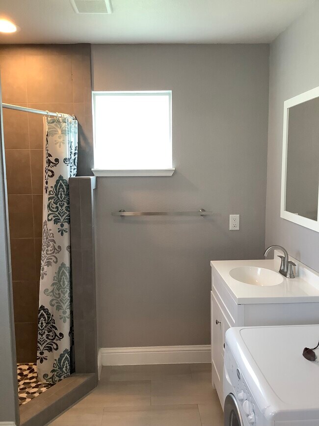 Studio Bath - 4275 Old Thomas Rd Unit 1 Studio Apt