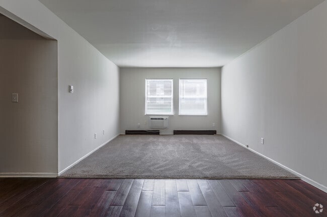 2 Bed/ 1 Bath Flat - 750 Sq Ft