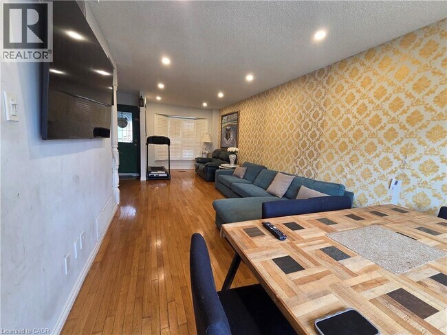 Photo - 3082 Cantelon Crescent