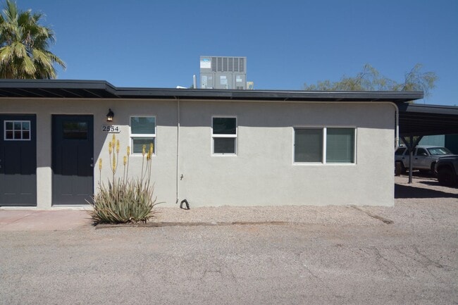 Building Photo - Remodeled 2 Bedroom 1 Bath Duplex! Great Central Tucson Location!
