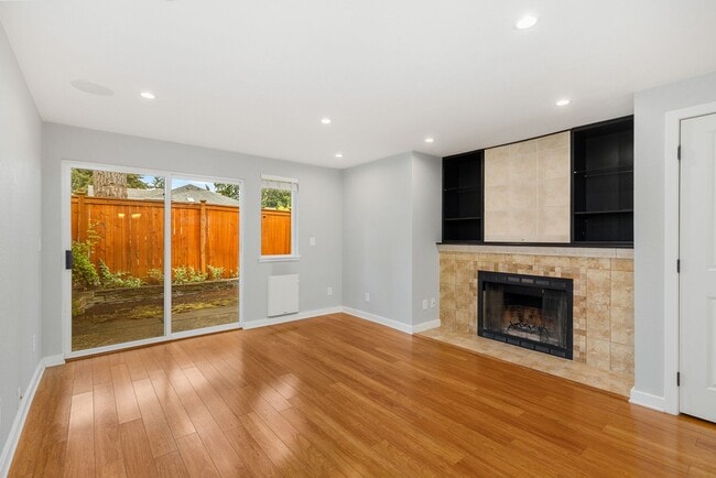 Photo - 2 Bedroom 2.5 Bath Townhouse Kirkland *Move in special!