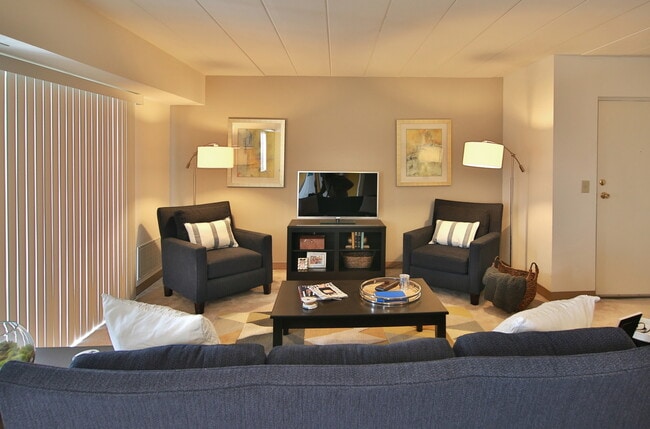 Photo - 700 Lee Dr