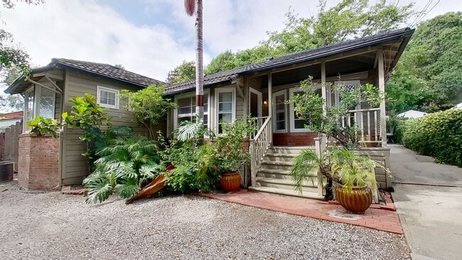 Building Photo - Stunning 2 bed / 2 bath Home with hot tub on Foothill!