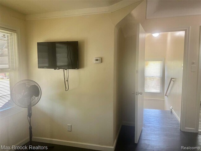 Photo - 15518 Meyers Rd