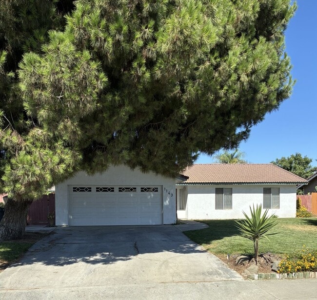 Building Photo - 3 Bedroom 2 Bath with Pool Rental