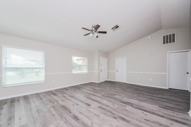 Photo - 911 San Rafael Way