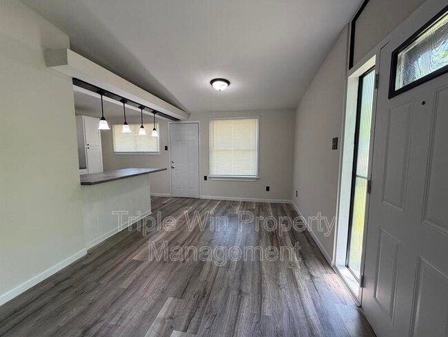 Photo - 765 Bobbins Ln