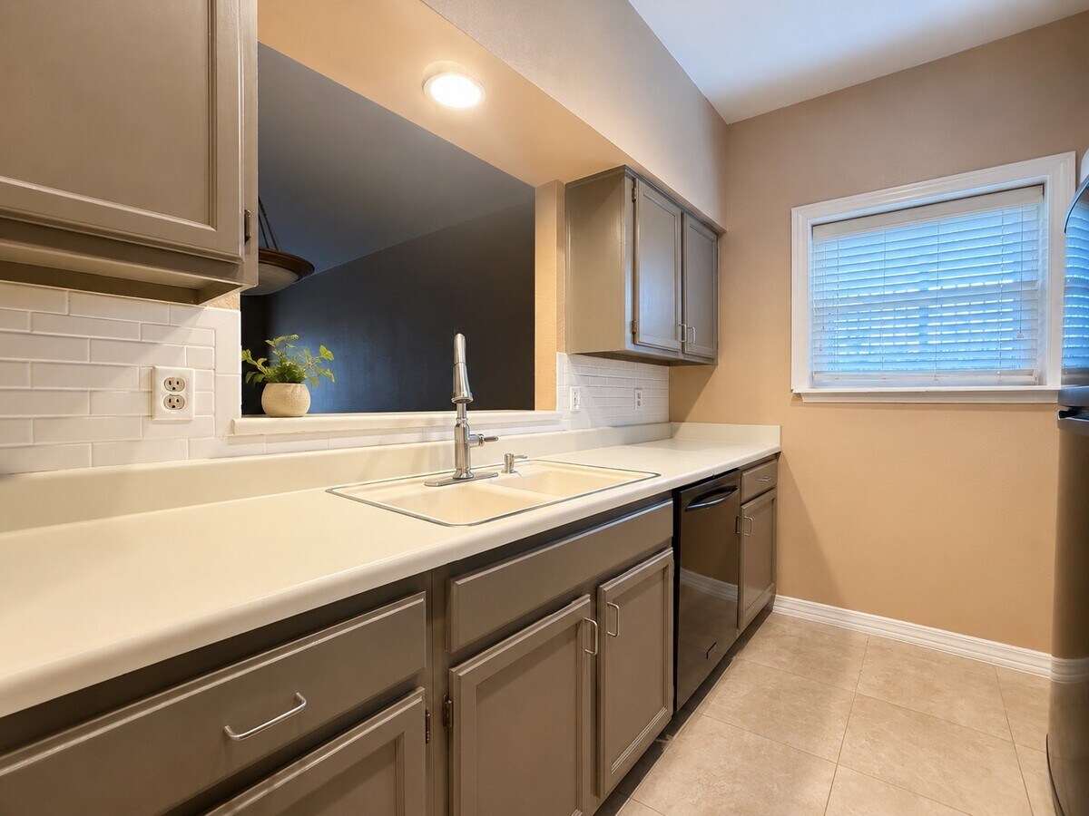 Photo - 17659 Red Oak Dr Unit 7659