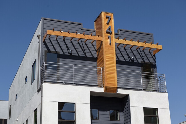 Balcones de fachada - 741 Wilcox Ave