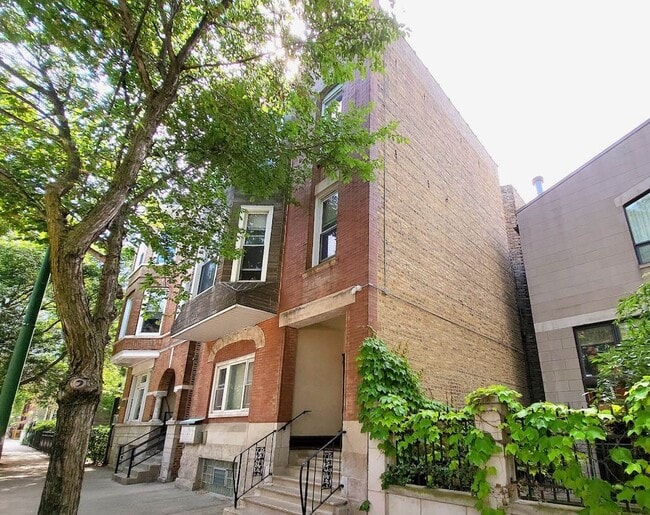 Building Photo - 1475 W Erie St Unit J09P