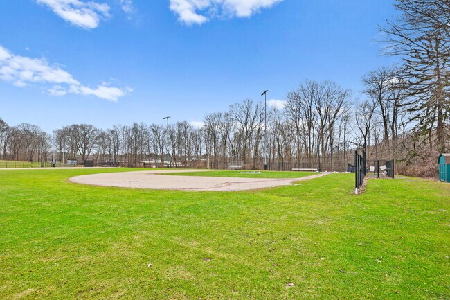 Photo - 2881 Meadowcrest Dr