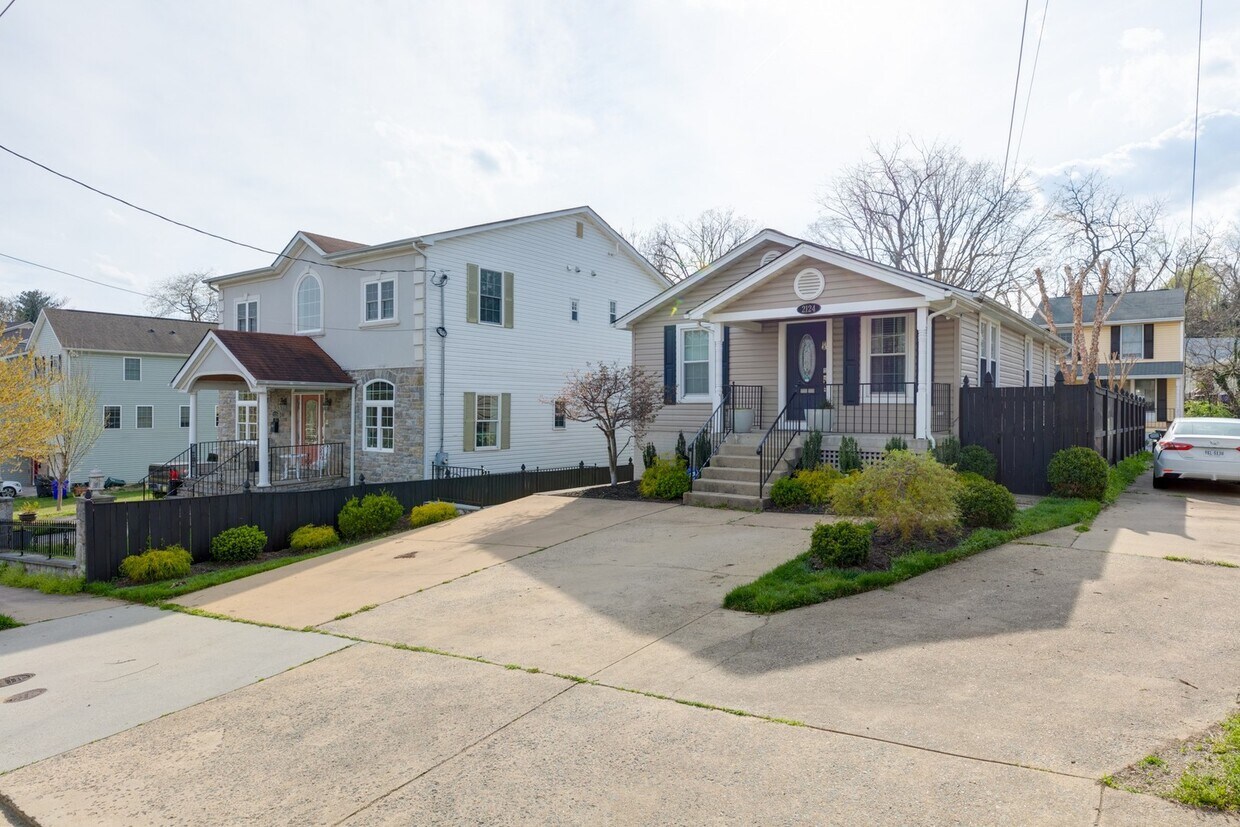 Charming 4 Bedroom home with 3 Full bathrooms - Charming 4 Bedroom home with 3 Full bathrooms