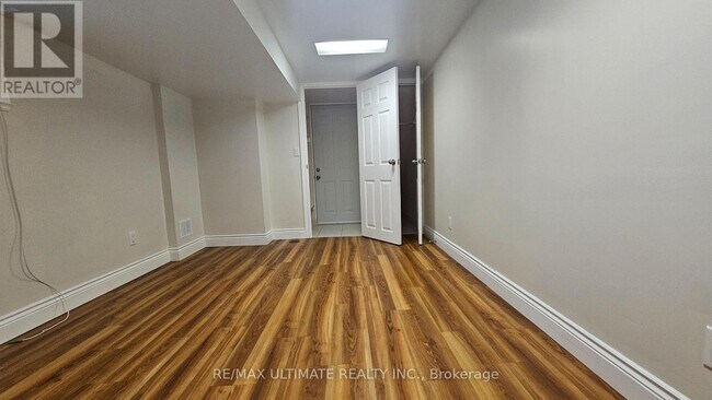 Photo - 905 Lansdowne Ave