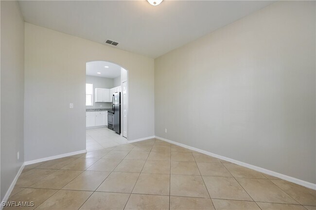 Photo - 661 Chavers St E