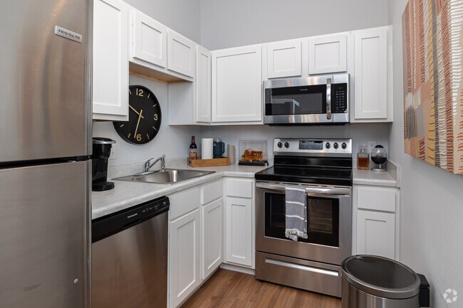 2BR, 2BA - 613SF - Kitchen - Razz on Berry
